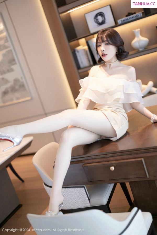 陈芝 芝芝Booty [XiuRen]高清写真图 2024.07.25 No.8917 徐莉芝Booty 丝袜美腿第32张图片